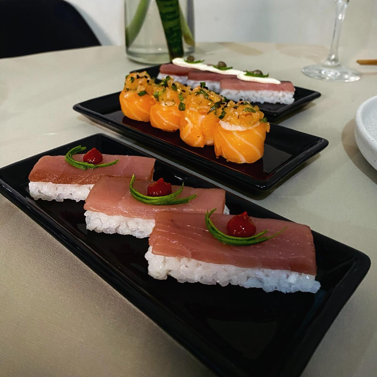 Pessoas em evento de sushi